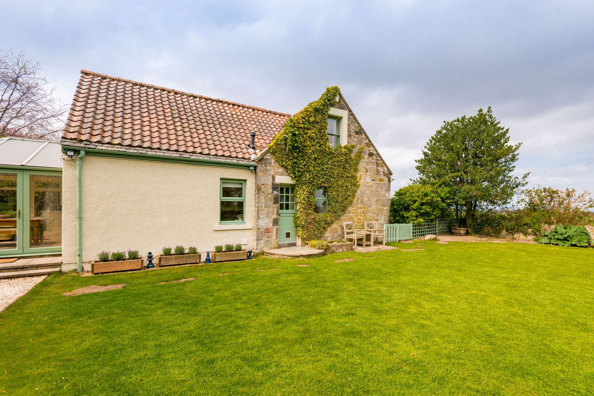 A charming countryside cottage with stunning coastal views in Longniddry