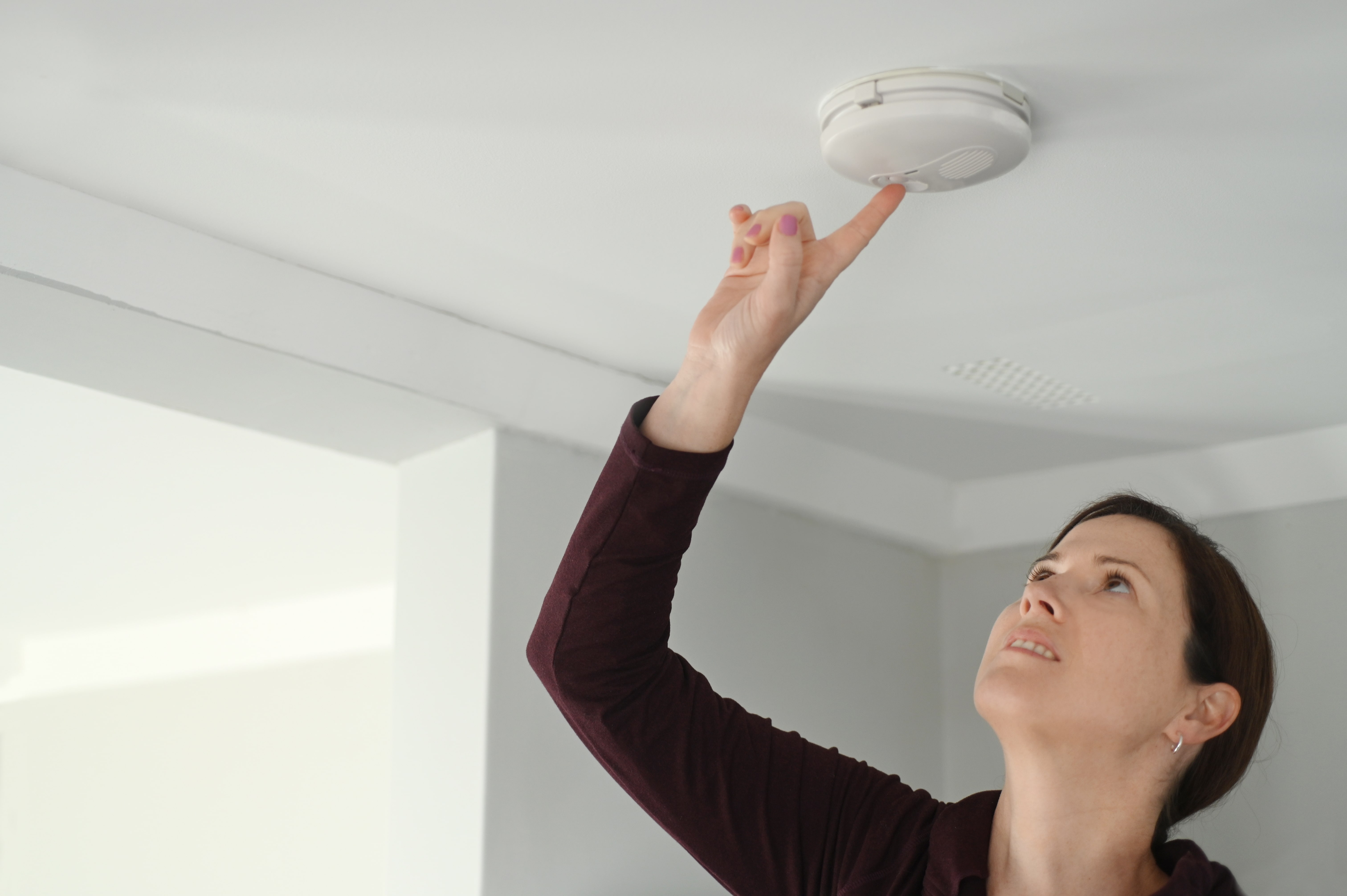 Fitting smoke alarm at home